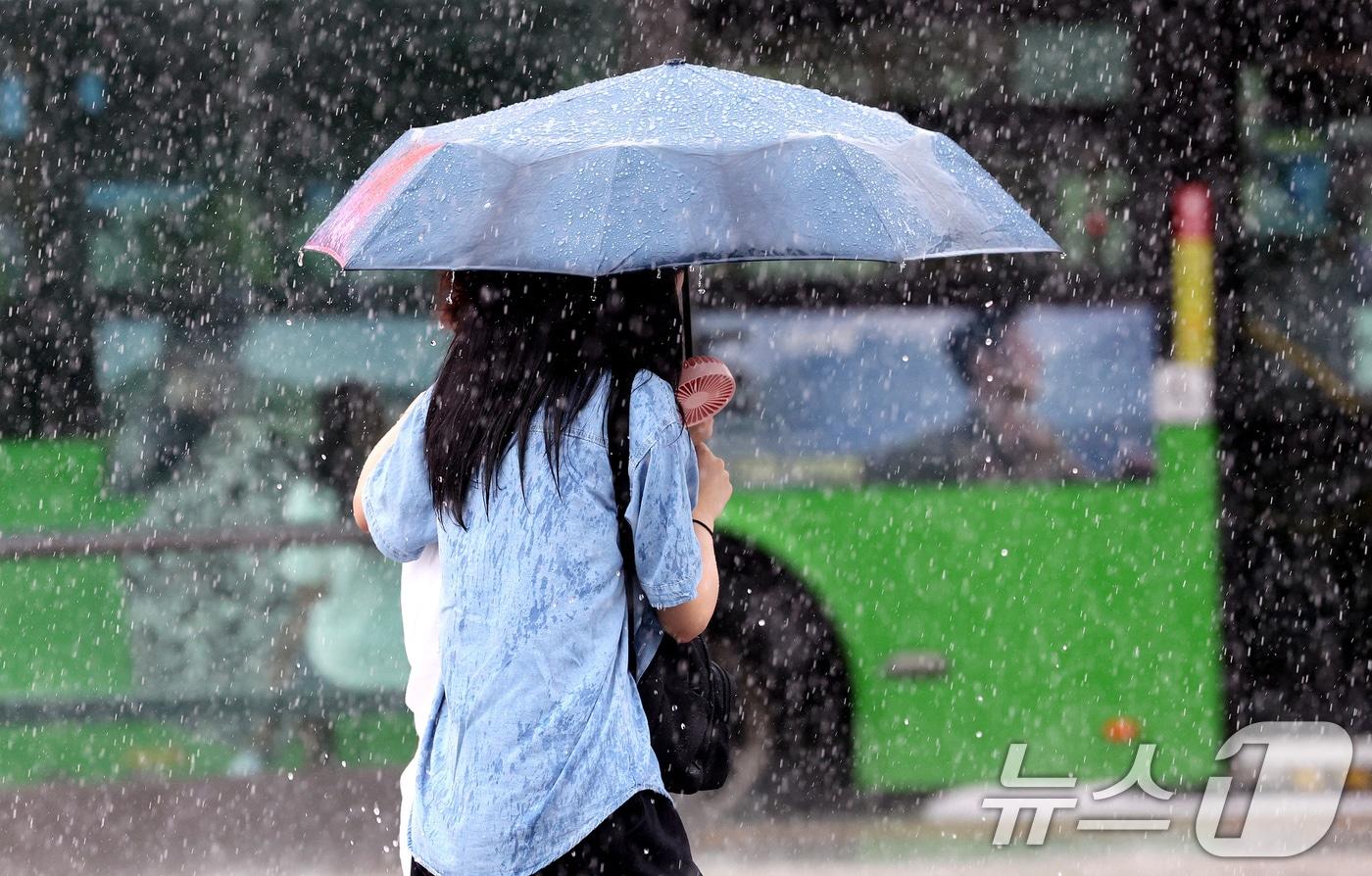 강풍을 동반한 많은 장맛비가 내린 22일 오후 서울 종로구 광화문광장을 찾은 시민들이 우산으로 비를 피하고 있다. 2024.7.22/뉴스1 ⓒ News1 장수영 기자