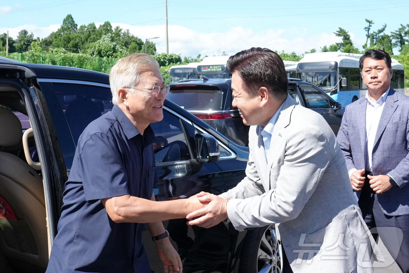 문재인 전 대통령과 오영훈 제주지사가 제주 그린수소 시설에서 만나 악수를 나누고 있다&#40;제주도 제공&#41;/뉴스1