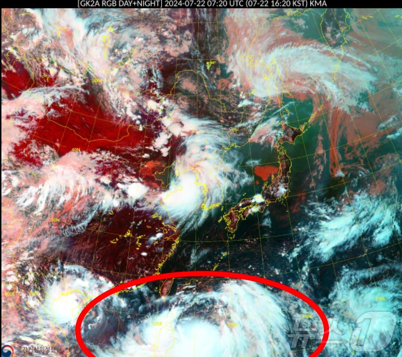 22일 오후 4시20분 기준 천리안위성 2A호로 본 동아시아 주변 기압계 모습. 빨갠 원 안에 제3호 태풍 &#39;개미&#39; 모습&#40;기상청 제공&#41; ⓒ 뉴스1
