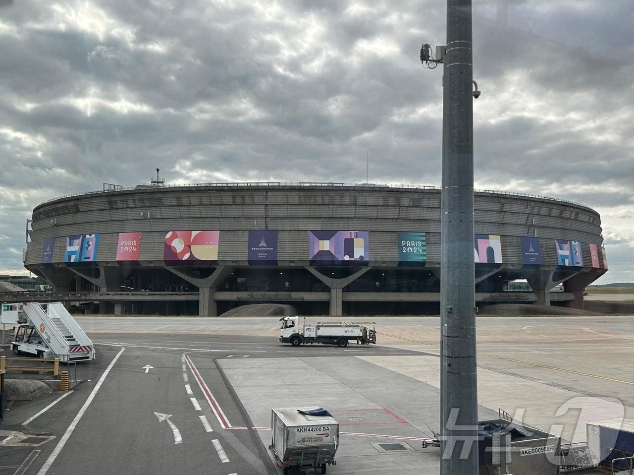 프랑스 파리 샤를 드골 공항 외벽에 올림픽 로고가 래핑되어 있다. 2024.7.22/뉴스1 ⓒ News1 문대현 기자