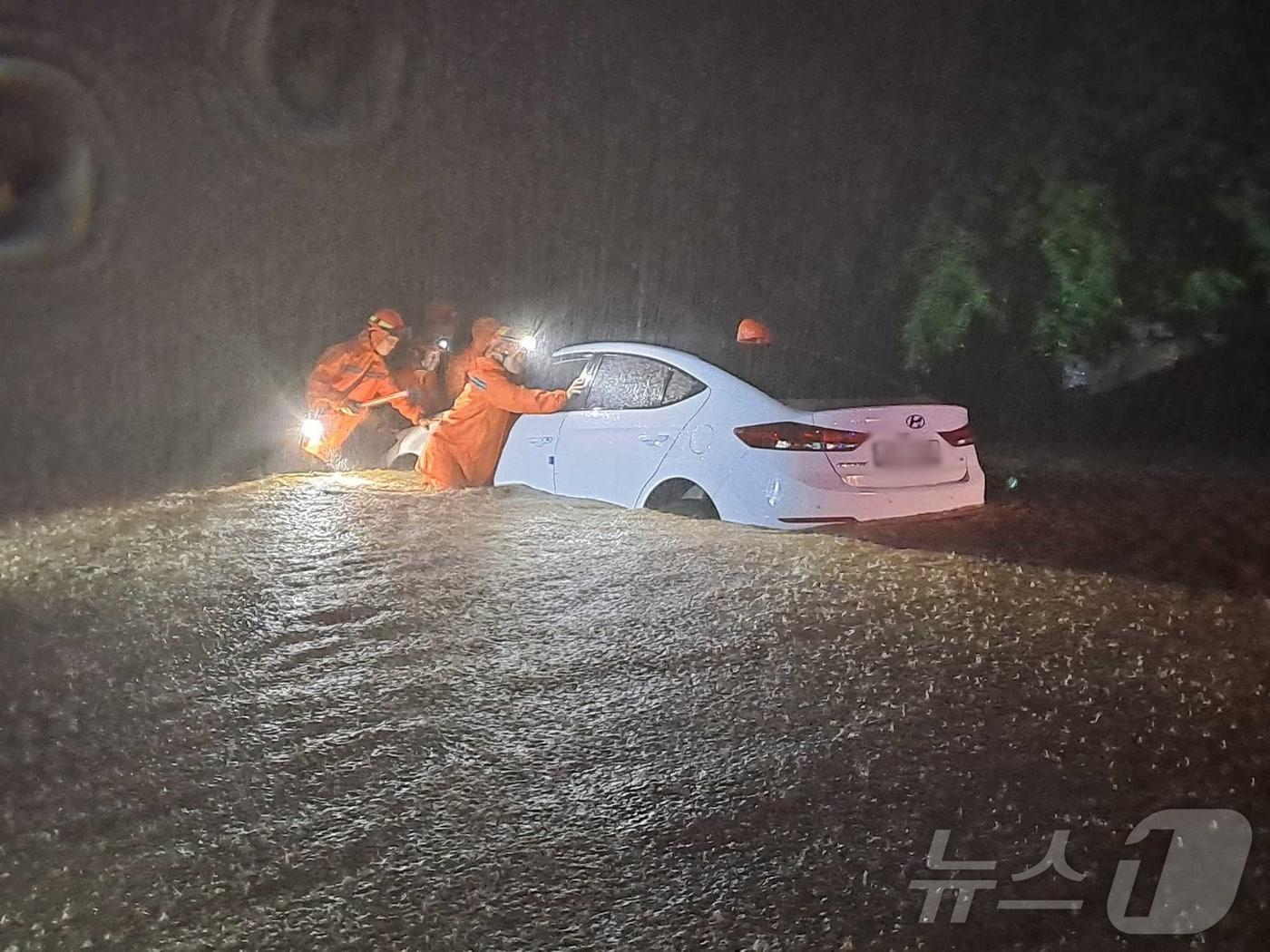 23일 강원 내륙을 중심으로 호우특보가 내려진 가운데 밤사이 강원 철원군 갈말읍 내대리의 한 도로에 차량이 침수돼 있다.&#40;강원도소방본부 제공&#41; 2024.7.23/뉴스1 ⓒ News1 윤왕근 기자