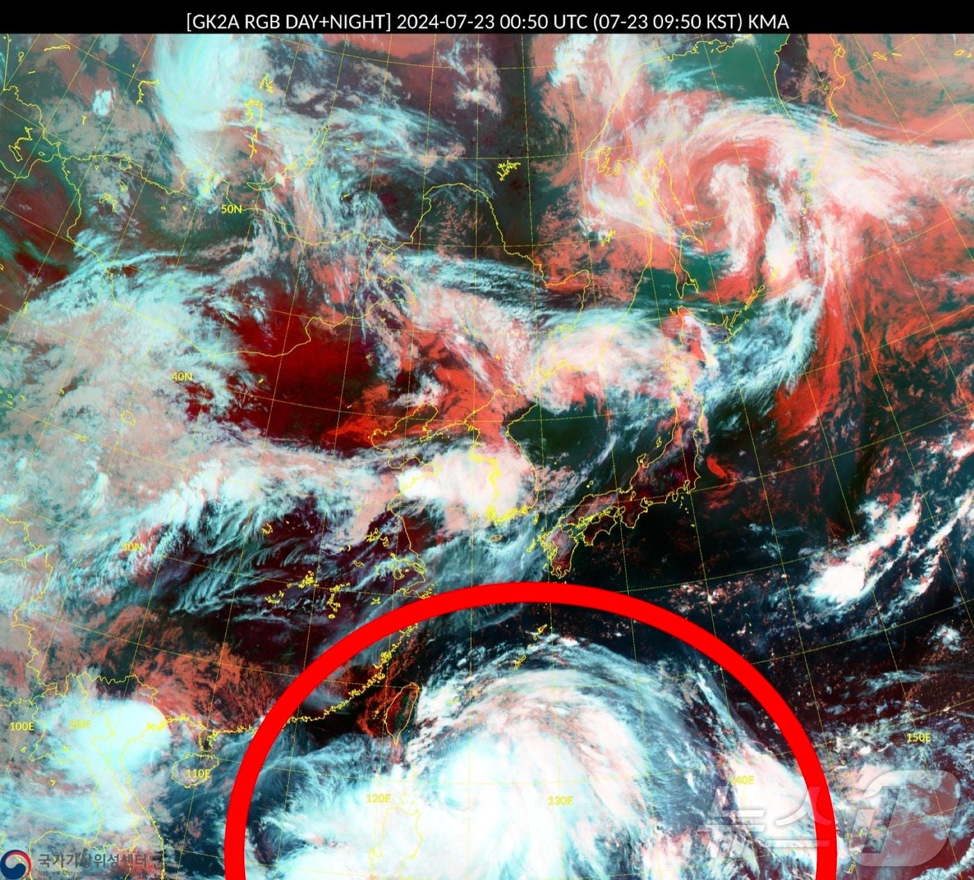 23일 오전 9시50분 기준 천리안위성 2A호로 본 동아시아 주변 기압계 모습. 빨갠 원 안에 제3호 태풍 &#39;개미&#39; 모습&#40;기상청 제공&#41; ⓒ 뉴스1