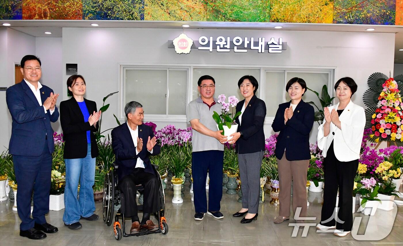 신수정 광주시의회 후반기 의장과 상임위원장단이 23일 당선 축하 화분 200여개를 광주재능기부센터에 기부하고 있다.&#40;광주시의회 제공&#41;2024.7.23/뉴스1