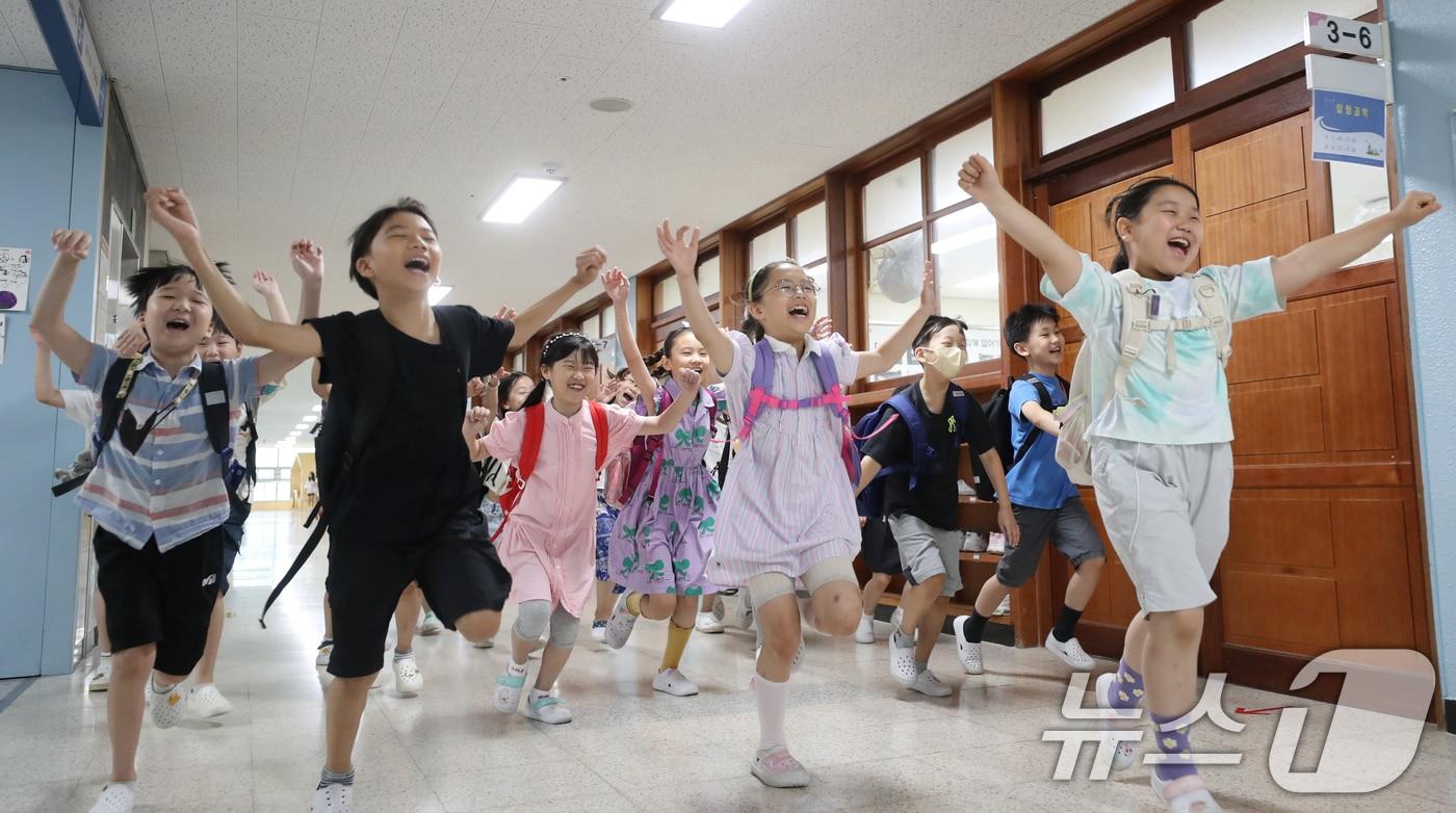 23일 경기 수원시 영통구 신풍초등학교에서 여름 방학식을 마친 3학년 5반 학생들이 하교를 하고 있다. &#40;사진은 기사 내용과 무관함&#41; 2024.7.23/뉴스1 ⓒ News1 김영운 기자