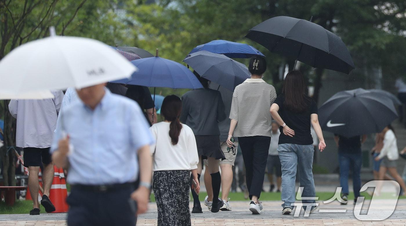 시민들이 우산을 쓰고 지나가고 있다. &#40;사진은 기사 내용과 무관함&#41; / 뉴스1 ⓒ News1