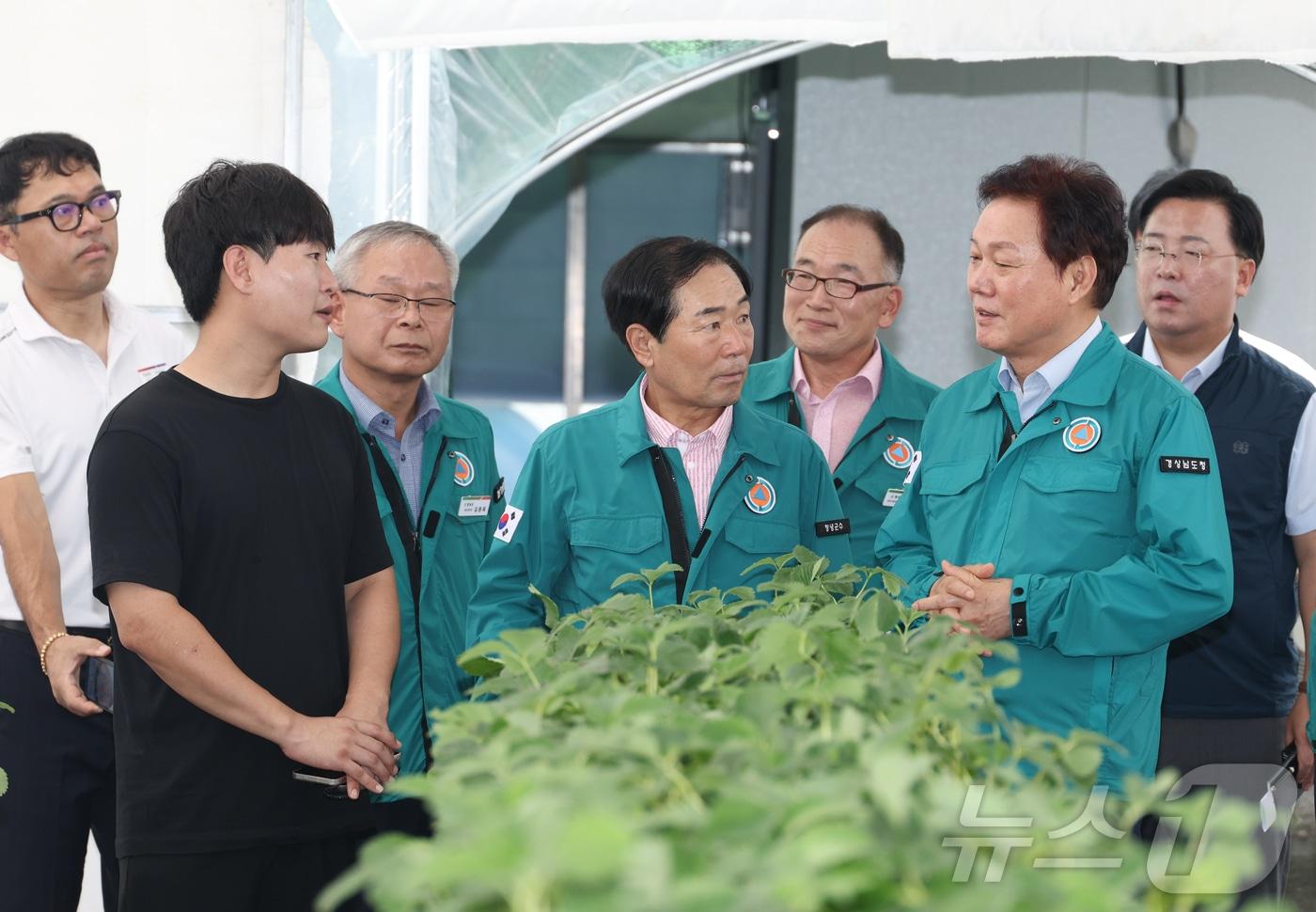 박완수 경남지사&#40;오른쪽 맨앞&#41;가 23일 창녕군 도천면 비닐하우스 영농현장에서 폭염 대비 현장점검을 하고 있다.&#40;경남도 제공&#41;