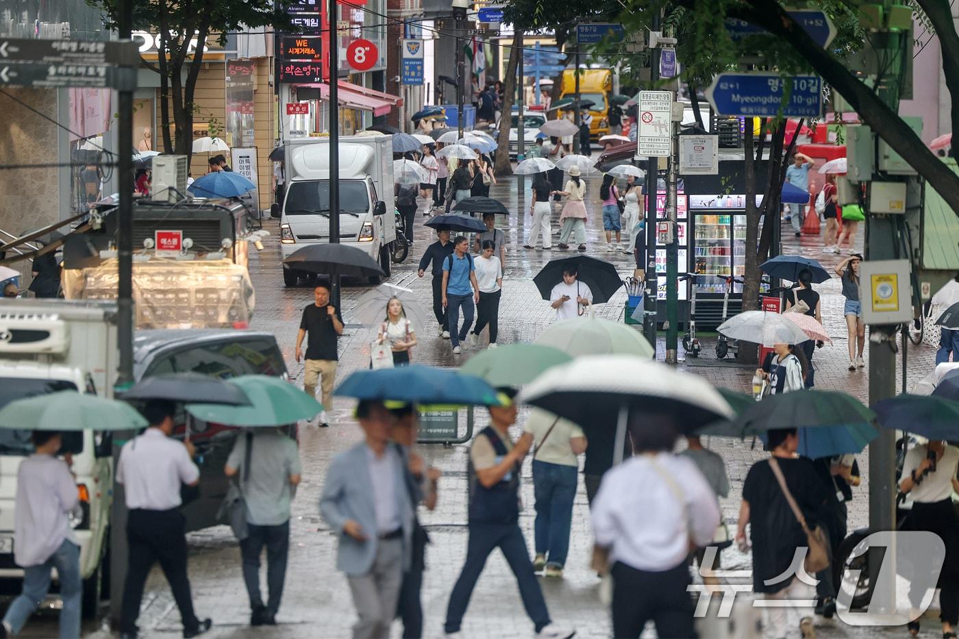 장맛비가 내린 23일 오후 서울 중구 명동 거리에서 우산을 쓴 시민들이 걸음을 옮기고 있다. 2024.7.23/뉴스1 ⓒ News1 민경석 기자