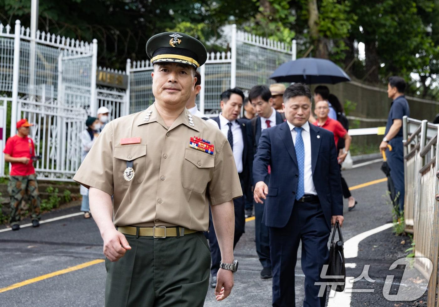 채 해병 순직사건 수사 이첩 관련 항명 및 상관명예훼손 혐의로 기소된 박정훈 전 해병대 수사단장&#40;대령&#41;이 23일 오후 서울 용산구 중앙지역군사법원에서 열린 6차 공판을 마친 후 밖으로 나오고 있다. 2024.7.23/뉴스1 ⓒ News1 이재명 기자