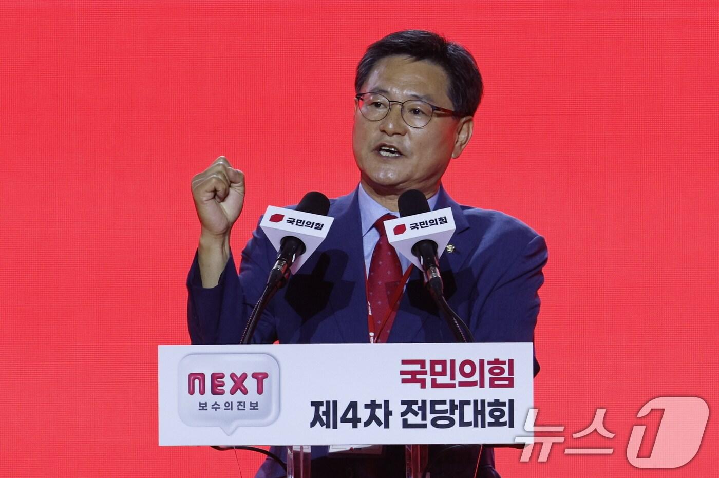 이헌승 국민의힘 전당대회의장이 23일 오후 경기 고양시 일산서구 킨텍스에서 열린 국민의힘 제4차 전당대회에서 인사말을 하고 있다. 2024.7.23/뉴스1 ⓒ News1 안은나 기자