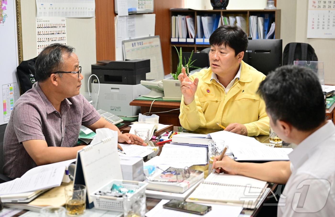 울산광역시의회 공진혁 의원이 22일 오후 의원연구실에서 울산시 녹지공원과장, 울주군 산림휴양과장 등 관계 공무원들을 만나 영남알프스 둘레길을 ‘국가숲길’로 조성하기 위한 방안을 논의하고 있다.&#40;시의회 제공&#41;