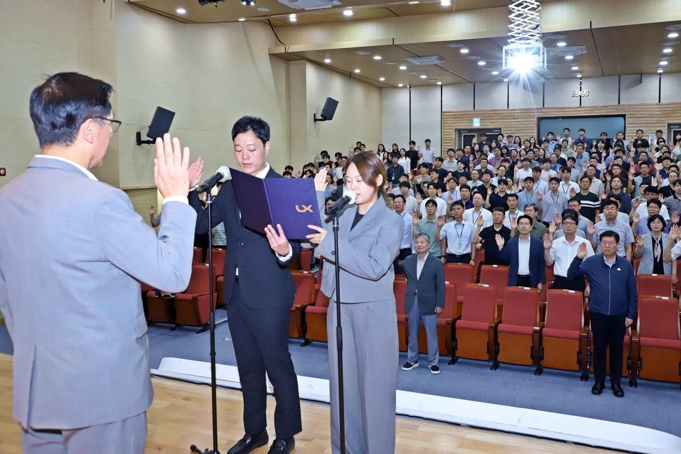 한국국토정보공사&#40;LX&#41; 직원인 황보종재·김연주 씨가 윤리 헌장 선서를 하고 있다. /한국국토정보공사&#40;LX&#41; 제공