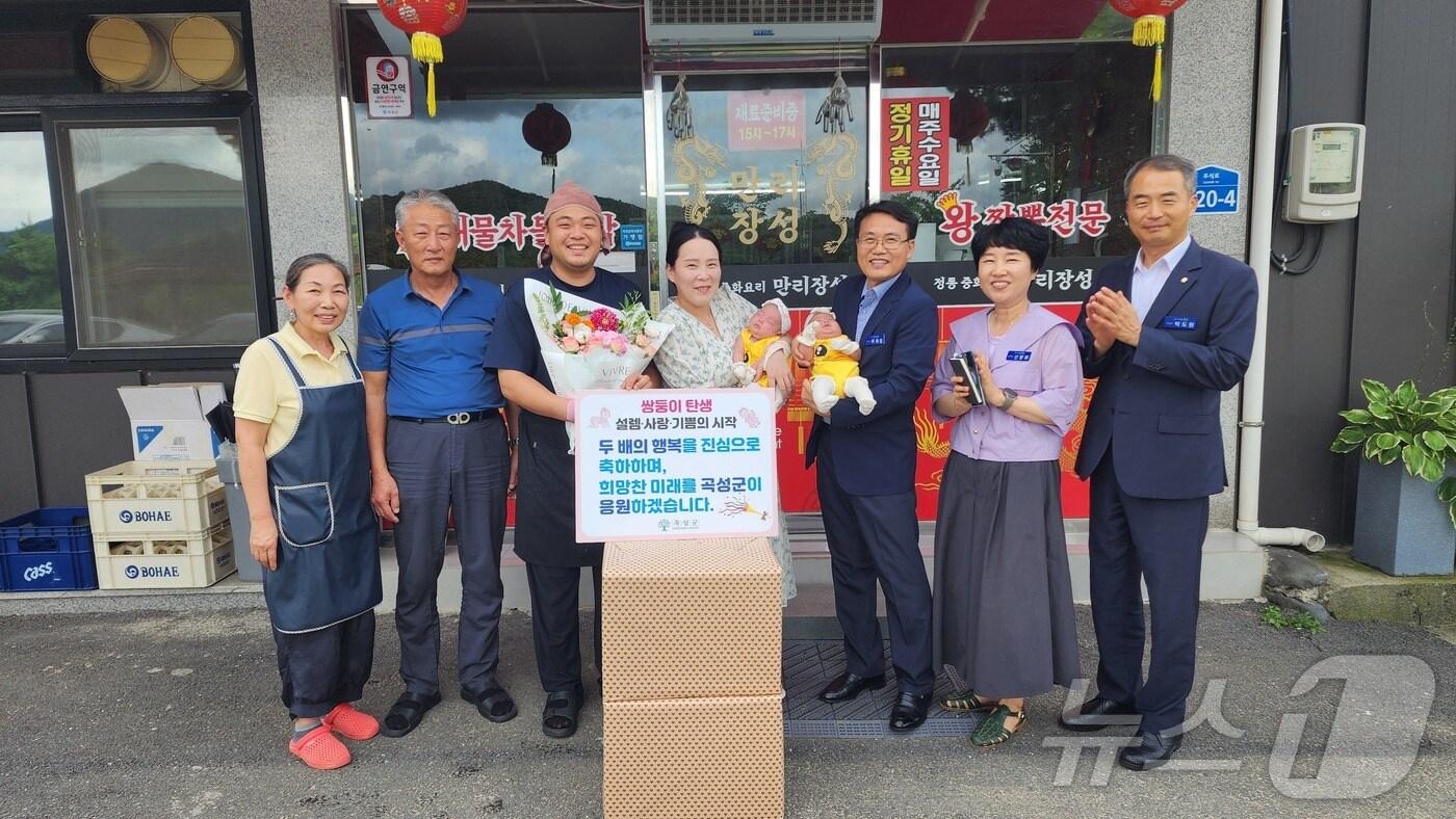 전남 곡성군 공무원들이 김연수, 홍진아 부부의 딸 쌍둥이 출산을 축하해 주고있다&#40;곡성군 제공&#41;2024.7.23/  