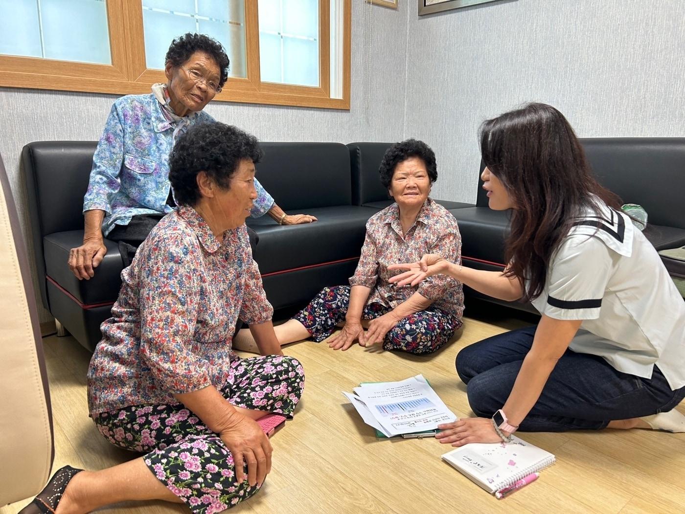 부산지방기상청 예보과 소속 김연매 사무관이 어르신들을 만나 &#39;자녀경보&#39;에 대해 설명하고 있다. &#40;부산지방기상청 제공&#41;