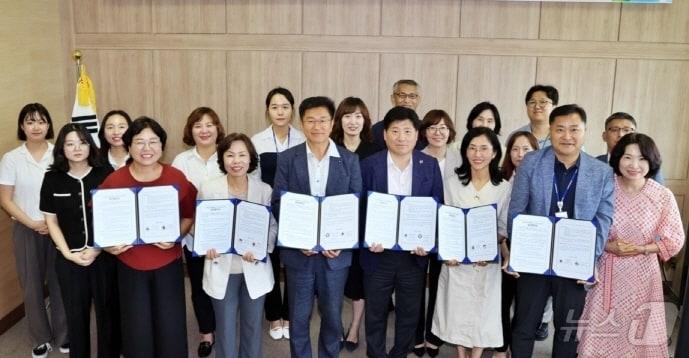 전북특별자치도교육청과 전북농업기술원이 23일 업무협약을 맺고, 늘봄학교에 양질의 맞춤형 농촌체험 프로그램을 제공하기로 했다.&#40;전북교육청 제공&#41;/뉴스1