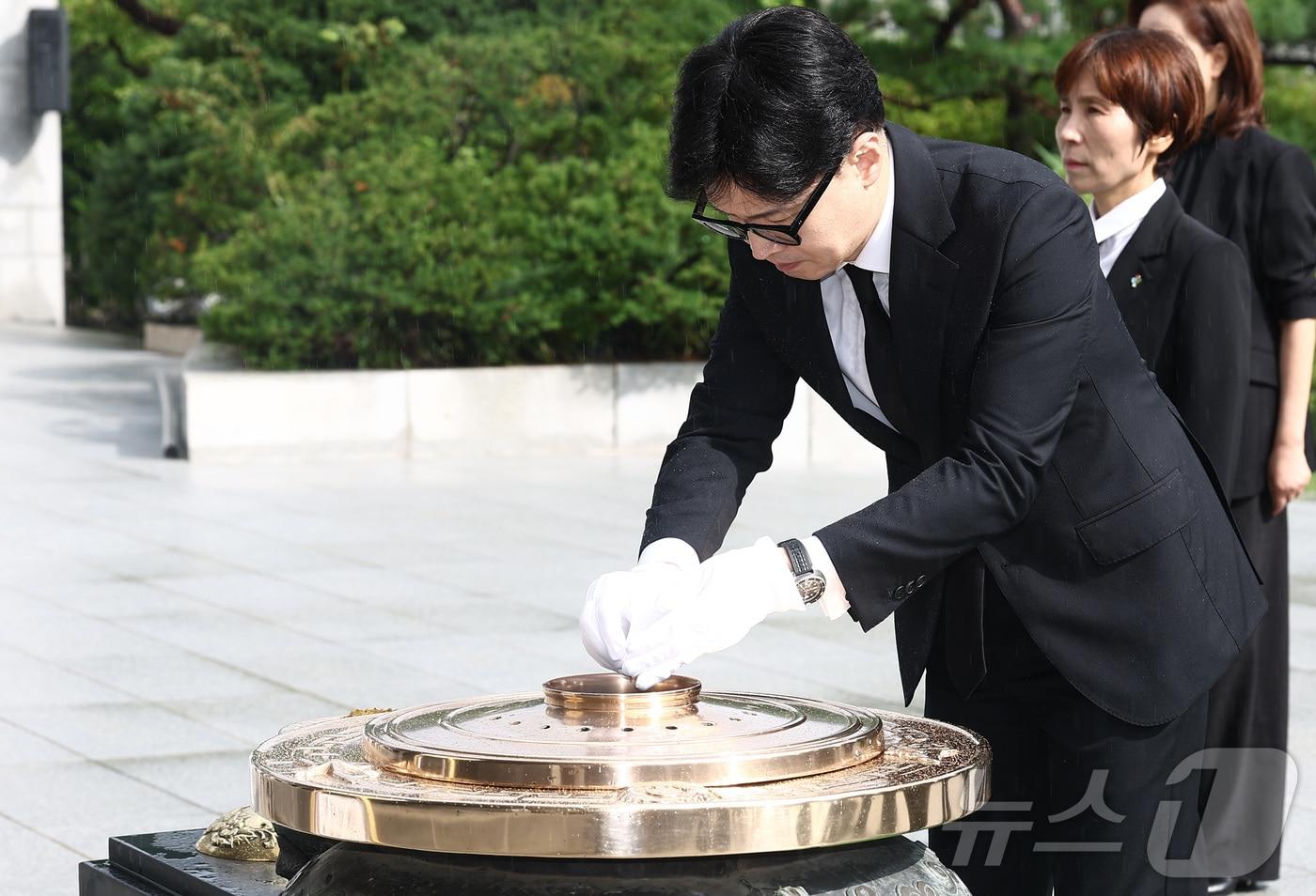 한동훈 국민의힘 당대표가 24일 오전 서울 동작구 국립서울현충원을 참배, 분향하고 있다. 2024.7.24/뉴스1 ⓒ News1 김민지 기자