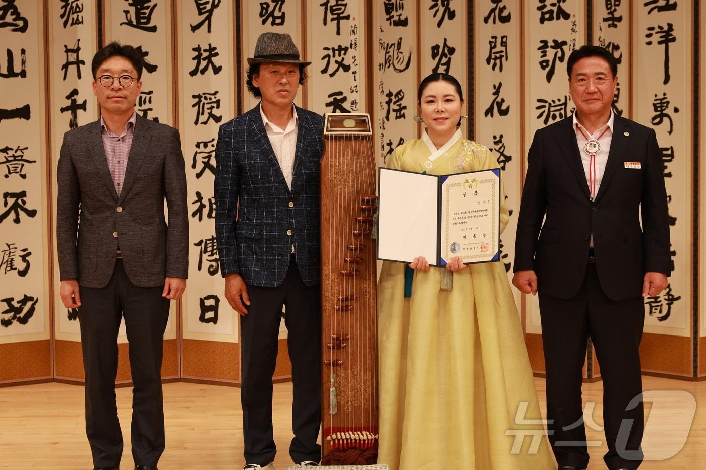 49회 전국 난계국악경연대회에서 정현주 씨&#40;40·대전시&#41;가 일반부 대상인 대통령상을 받고 있다. &#40;영동군 제공&#41; /뉴스1 