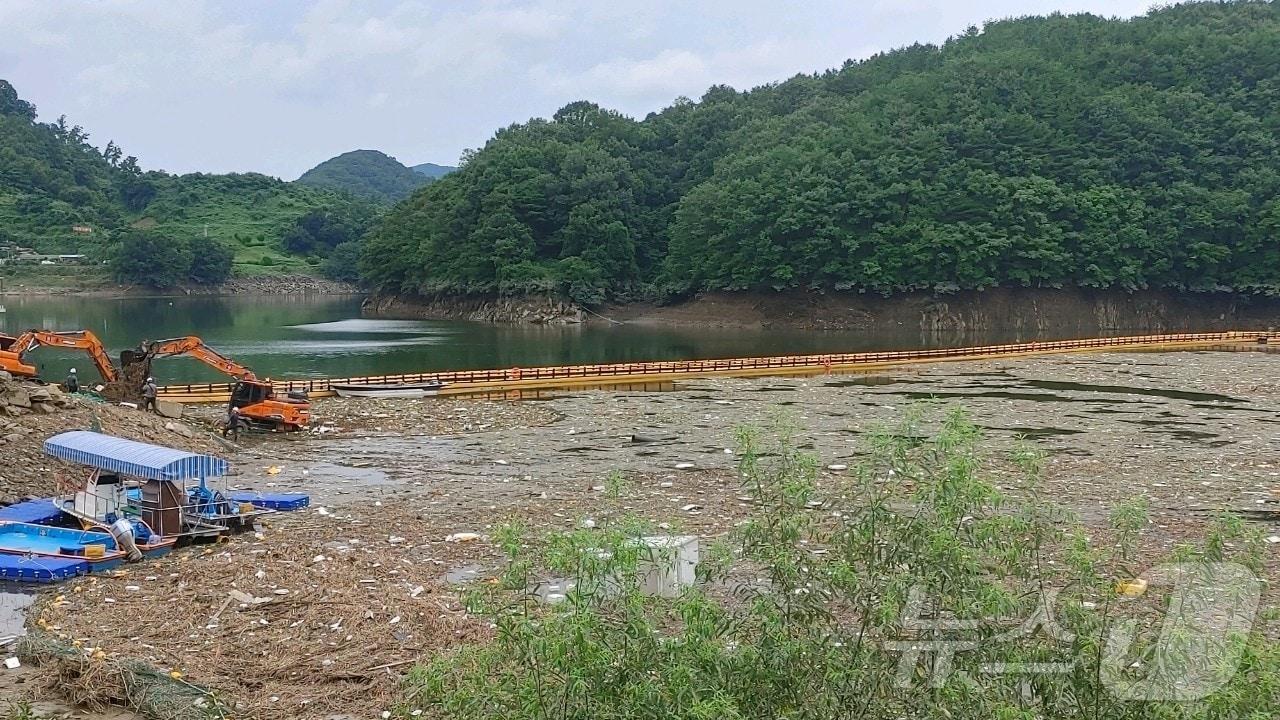 충북 옥천군 3경인 &#39;부소담악&#39; 인근 대청호에서 부유물을 수거하고 있다. /뉴스1 장인수 기자