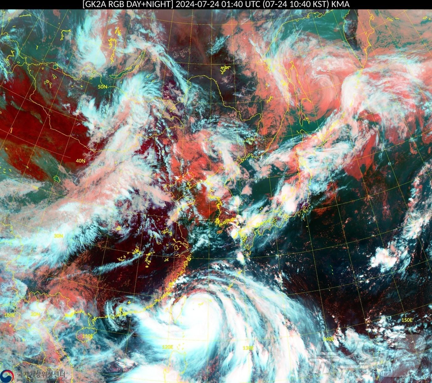 24일 오전 10시 40분 기준 천리안위성 2A호로 본 동아시아 지역 모습. 아래에 제3호 태풍 &#39;개미&#39; 북상 모습이 확연하게 눈에 띈다. &#40;기상청 제공&#41; ⓒ 뉴스1
