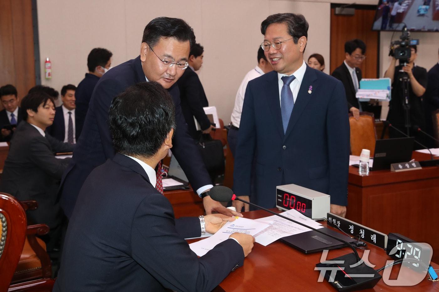 정청래 법사위원장과 여당 간사인 유상범 의원, 야당 간사인 김승원 의원이 24일 오전 서울 여의도 국회에서 열린 법제사법위원회 전체회의에서 논의하고 있다. 2024.7.24/뉴스1 ⓒ News1 이광호 기자