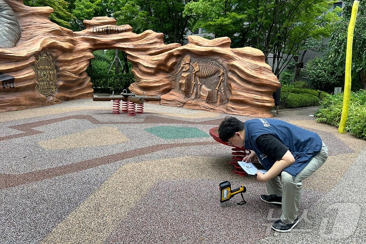 어린이 안전관리 지도 점검반이 마포구의 한 어린이 놀이시설을 점검하고 있다.&#40;마포구청 제공&#41;