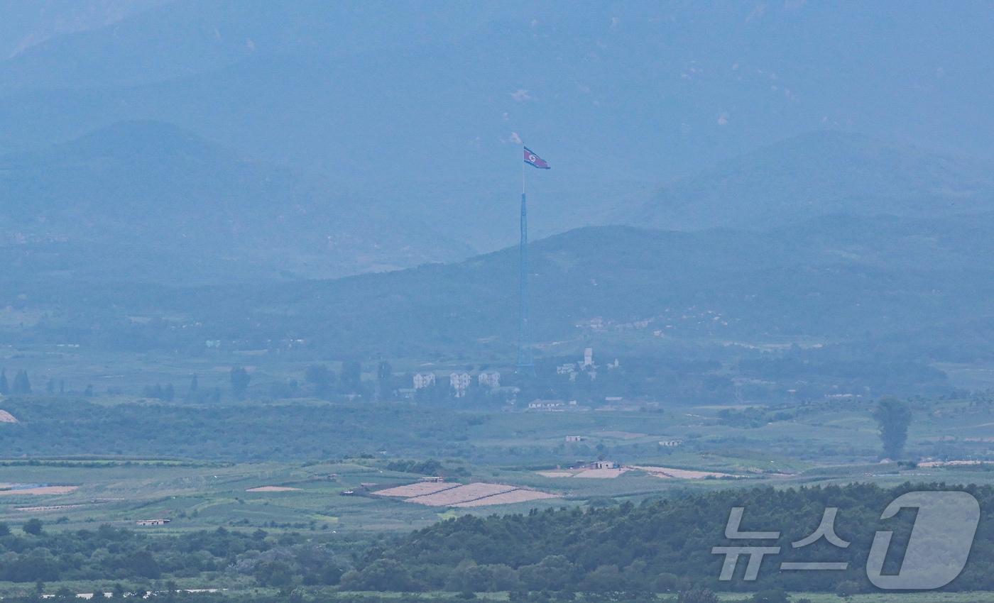 경기 파주시 오두산통일전망대에서 바라본 북한 기정동 마을에 인공기가 펄럭이고 있다. 2024.7.24/뉴스1 ⓒ News1 김도우 기자