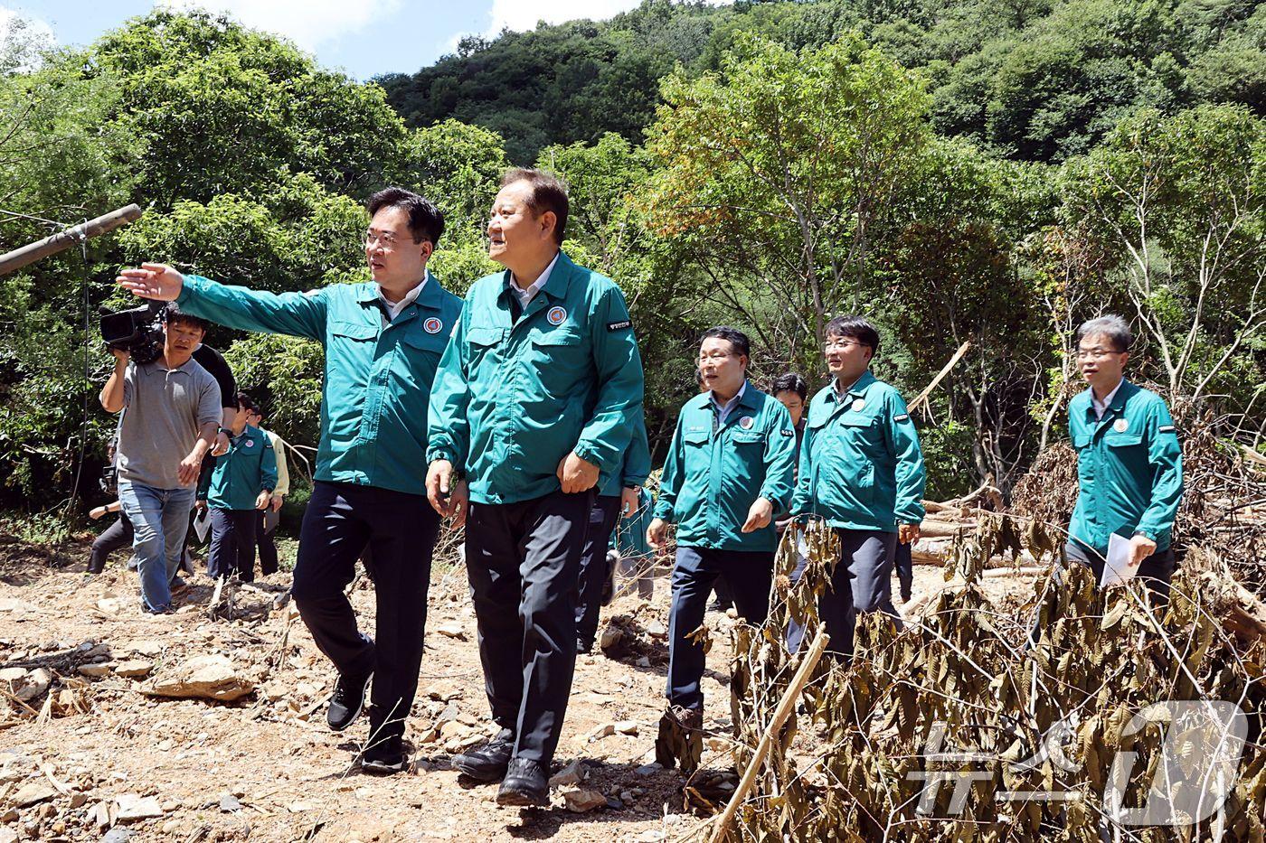 이상민 행정안전부 장관이 호우 피해를 입은 전북 익산시 웅포면 함라산을 찾아 산사태 피해 현장을 점검하고 있다. &#40;행정안전부 제공&#41; 2024.7.24/뉴스1