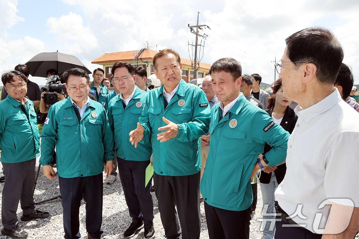 이상민 행정안전부 장관이 24일 오전 호우 피해를 입은 전북 익산시 성당면 산북천 재해복구사업장을 찾아 안전관리 대책 등을 점검하고 있다. &#40;행정안전부 제공&#41; 2024.7.24/뉴스1