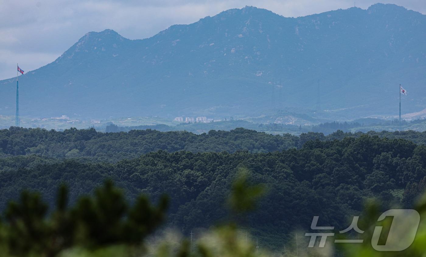 북한이 10번째 대남 오물풍선을 살포한 24일 경기 파주시 접경지역에서 바라본 비무장지대&#40;DMZ&#41; 내 남한 대성동 마을 태극기&#40;오른쪽&#41;와 북한 기정동 마을 인공기&#40;왼쪽&#41;가 펄럭이고 있다. 2024.7.24/뉴스1 ⓒ News1 김도우 기자