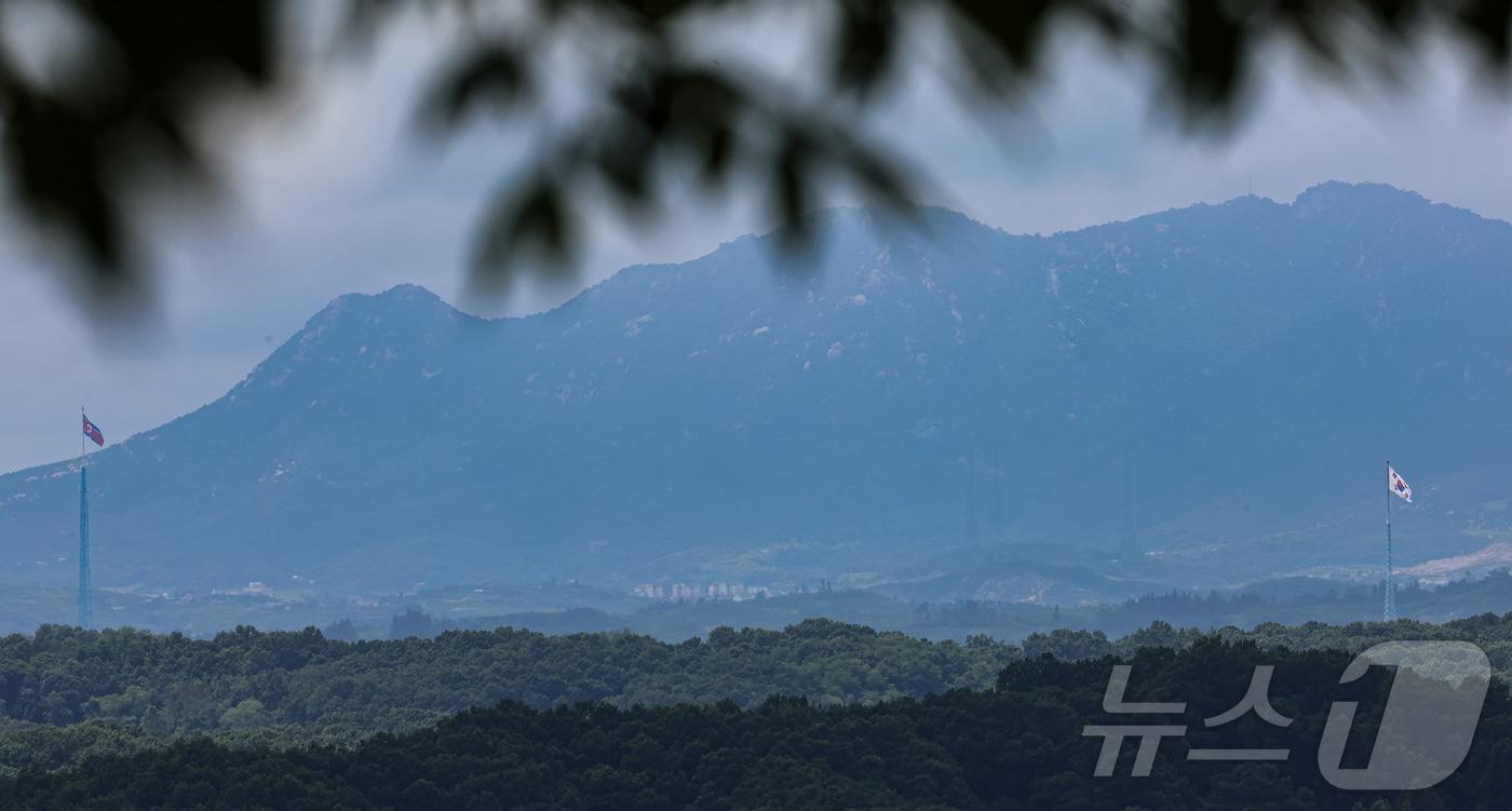 경기 파주시 접경지역에서 바라본 비무장지대&#40;DMZ&#41; 내 남한 대성동 마을 태극기&#40;오른쪽&#41;와 북한 기정동 마을 인공기&#40;왼쪽&#41;. 2024.7.24/뉴스1 ⓒ News1 김도우 기자