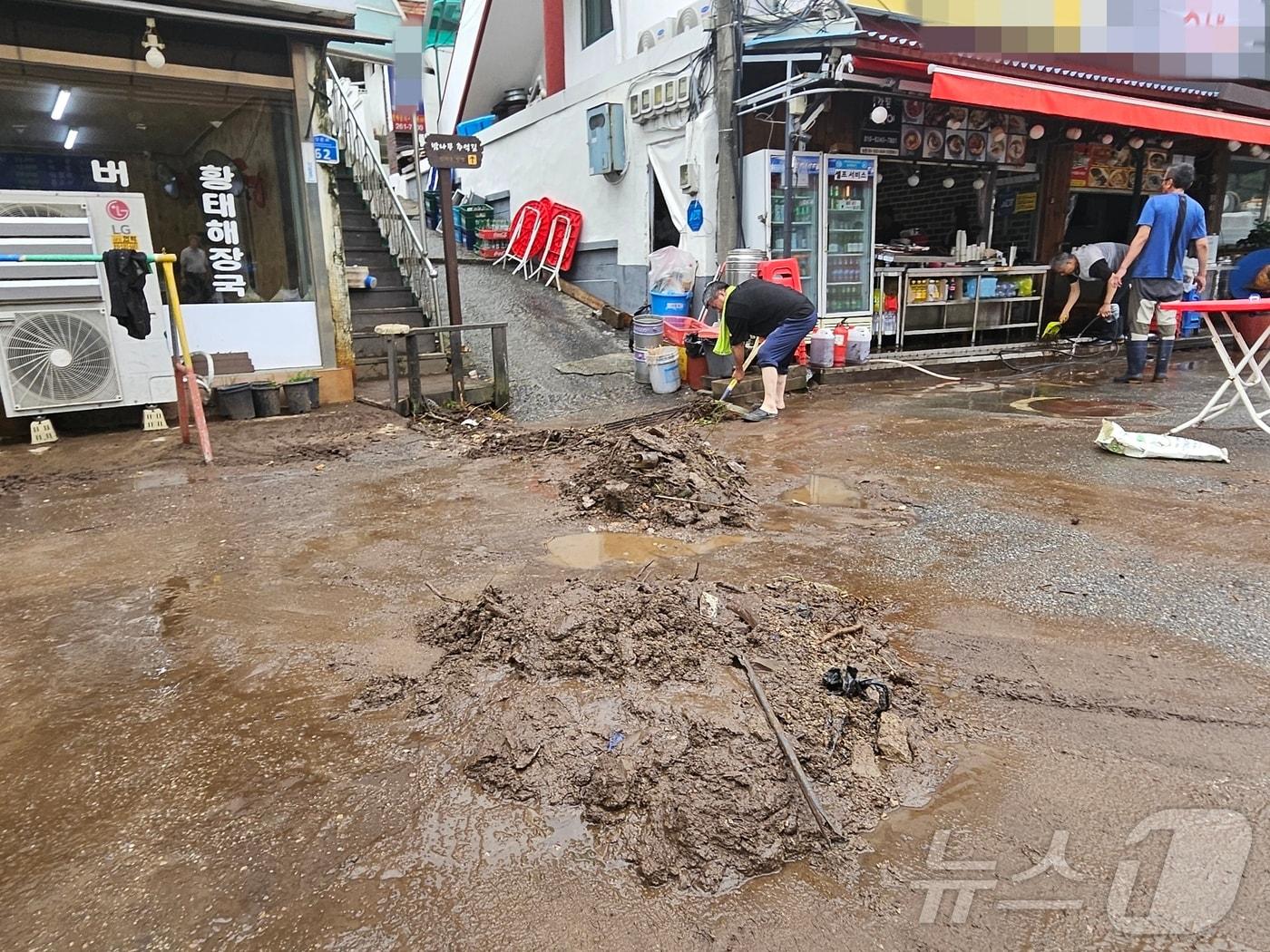 집중호우로 침수된 강원 춘천 남산면 강촌리 마을 일대에서 마을 주민들이 피해복구에 안간힘을 쓰고 있다. 2024.7.24/뉴스1 ⓒ News1 한귀섭 기자