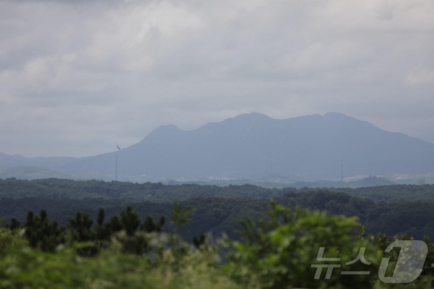 경기 파주시 접경지대에서 바라본 비무장지대&#40;DMZ&#41; 내 남한 대성동 마을 태극기&#40;오른쪽&#41;와 북한 기정동 마을 인공기&#40;왼쪽&#41;가 마주 보며 펄럭이고 있다. ⓒ News1 윤주현 기자