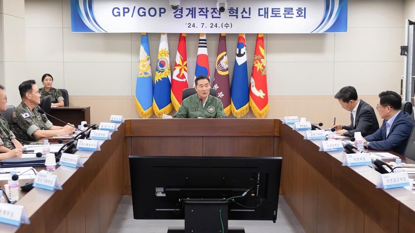 24일 신원식 국방부 장관이 GP·GOP 경계작전 혁신 대토론회 회의를 주관하고 있다.&#40;국방부 제공&#41;