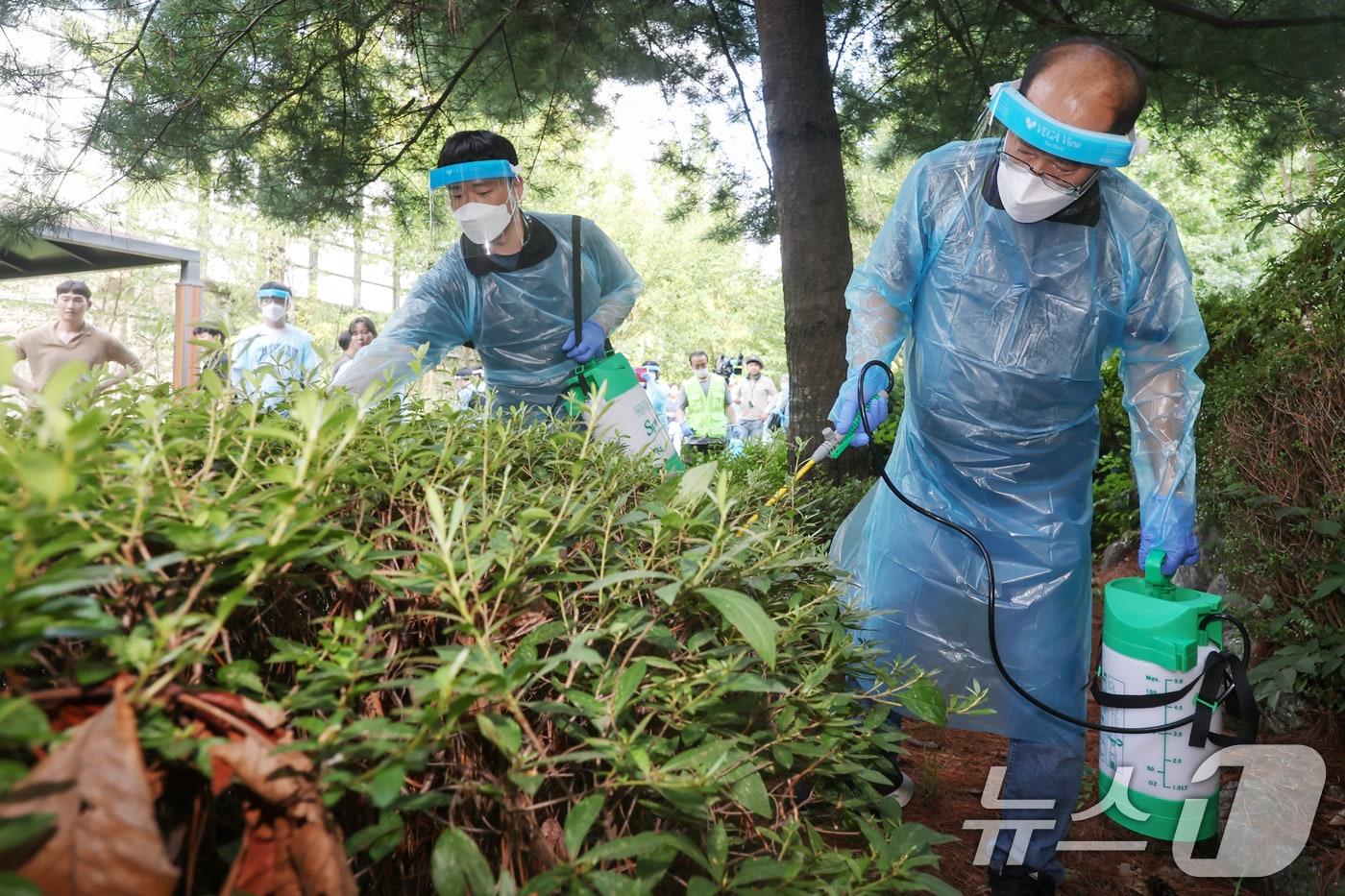 말라리아 위험지역 방역담당자들이 방역교육을 받은 뒤 실습을 하고 있다. 2024.7.24/뉴스1 ⓒ News1 민경석 기자