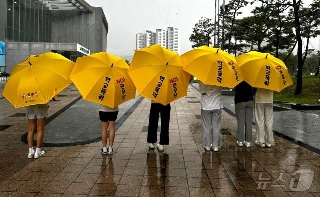 전북특별자치도교육청이 ‘학교폭력 NO란 우산’을 자체 제작, 학교폭력예방중점학교를 운영 중인 초등학교 15개교와 중학교 11개교에 배포할 예정이다.&#40;전북교육청 제공&#41;/뉴스1