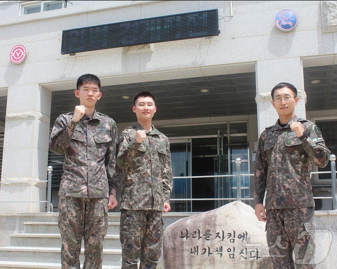 해안 경계근무 중이던 육군 50사단 장병이 바다에 빠진 50대 여성을 확인, 상황 근무자에게 신속히 전달해 생명을 구한 사실이 뒤늦게 알려졌다. 읻수자를 최초 발견한 임우석 일병과 당시 상황근무자였던  장연성 하사와 차상훈 상사.&#40;오른쪽&#41;. &#40;육군 50사단 해룡여단제공&#41; 2024.7.24/뉴스1