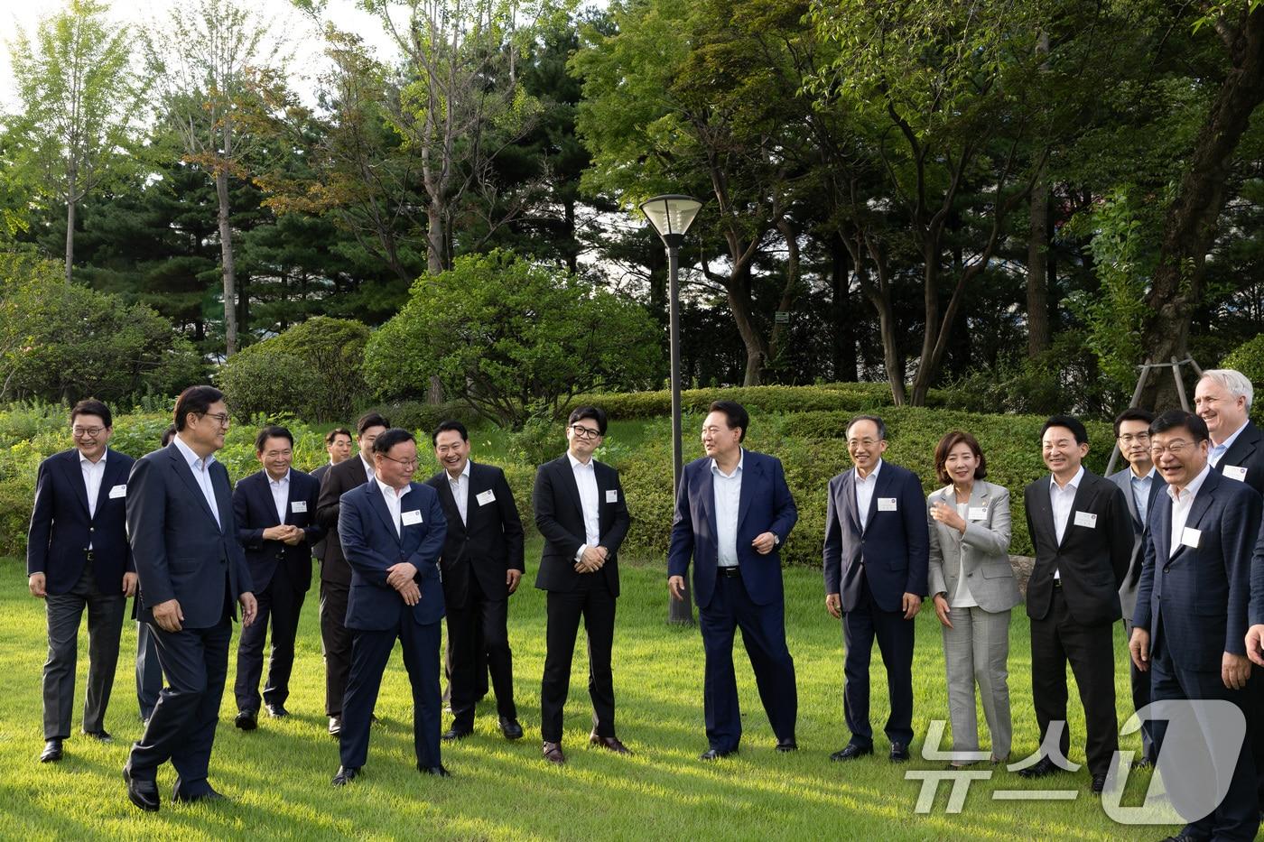 윤석열 대통령이 24일 오후 서울 용산구 대통령실 청사에서 한동훈 국민의힘 신임 대표를 비롯한 신임 지도부와 만찬에 앞서 대화를 나누고 있다. &#40;대통령실 제공&#41; 2024.7.24/뉴스1 ⓒ News1 박지혜 기자