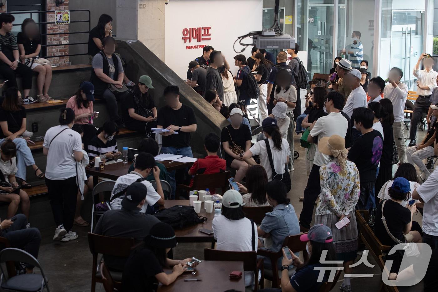 25일 서울 강남구 위메프 본사가 &#39;정산 지연 사태&#39;로 환불을 요구하는 고객로 붐비고 있다. 싱가포르 기반 e커머스인 큐텐 계열사인 위메프와 티몬에선 셀러 대금 정산 지연이 발생하면서 사태 여파가 커지고 있다. 위메프, 티몬에서 PG사들이 철수하면서 현재는 카드 결제 및 취소도 되지 않는 상황이다. 2024.7.25/뉴스1 ⓒ News1 유승관 기자