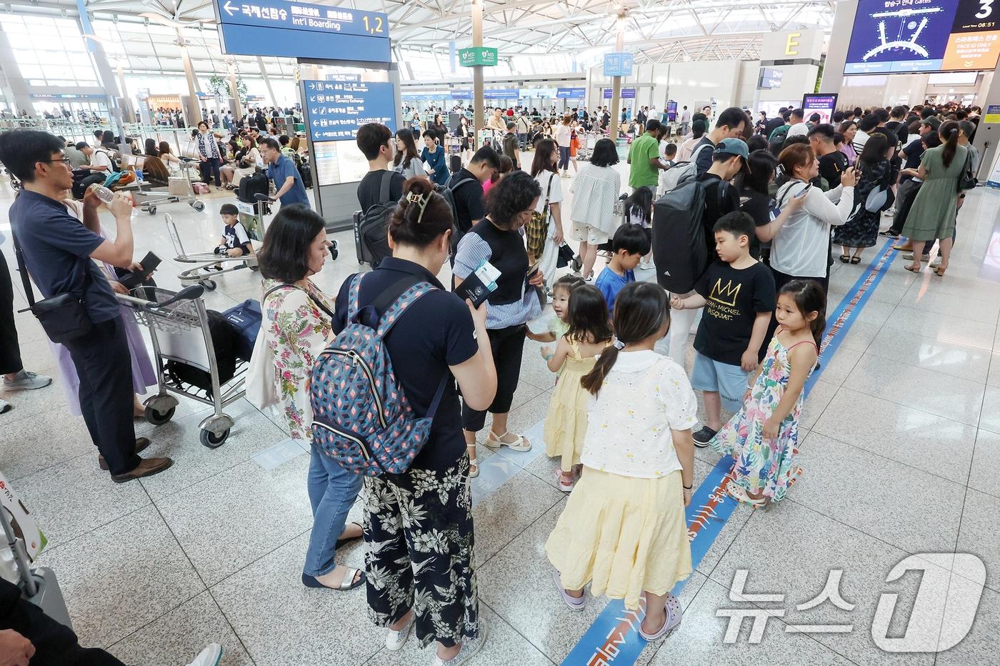 25일 오전 인천국제공항 출국장이 여름 휴가철을 맞아 해외여행을 떠나는 여행객들로 북적이고 있다. 2024.7.25/뉴스1 ⓒ News1 민경석 기자