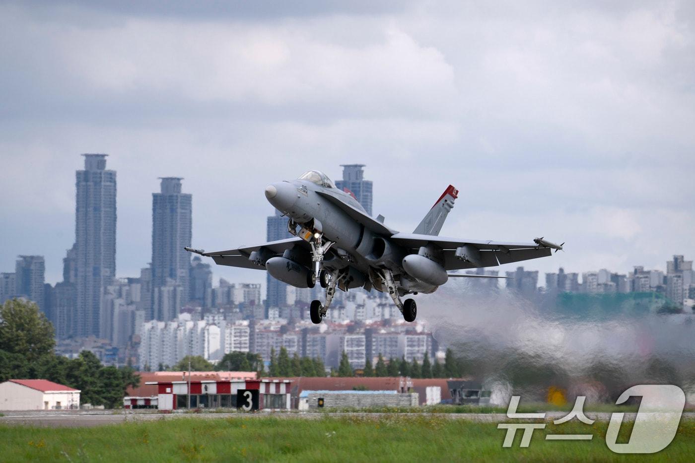 미 해병대 F/A-18 전투기가 지난 24일 수원기지에서 한미 연합공중훈련을 위해 이륙하고 있다. &#40;공군 제공&#41; 2024.7.25/뉴스1