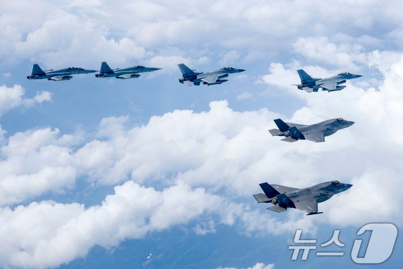 한미 전투기가 지난 24일 연합공중훈련을 하고 있다. 왼쪽부터 한국공군 F-5 2대, KF-16 2대, 미 해병대 F-35B 2대. 공군은 지난 23일부터 오는 8월 8일 수원기지에서 미 해병대 F/A-18 호넷&#40;Hornet&#41;, F-35B와 연합공중훈련을하고 있다. &#40;공군 제공&#41; 2024.7.25/뉴스1