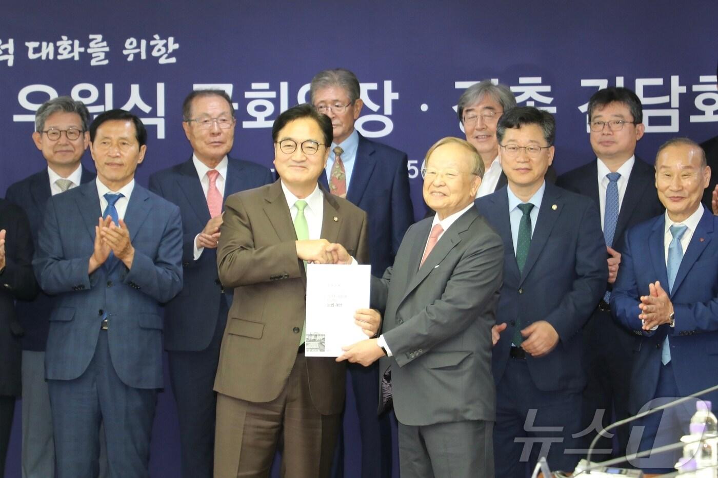 손경식 한국경영자총협회 회장과 우원식 국회의장이 25일 서울 마포구 경총회관에서 열린 &#39;사회적 대화를 위한 국회의장-경총 간담회&#39;에서 기념 촬영을 하고 있다.&#40;한국경영자총협회 제공&#41;