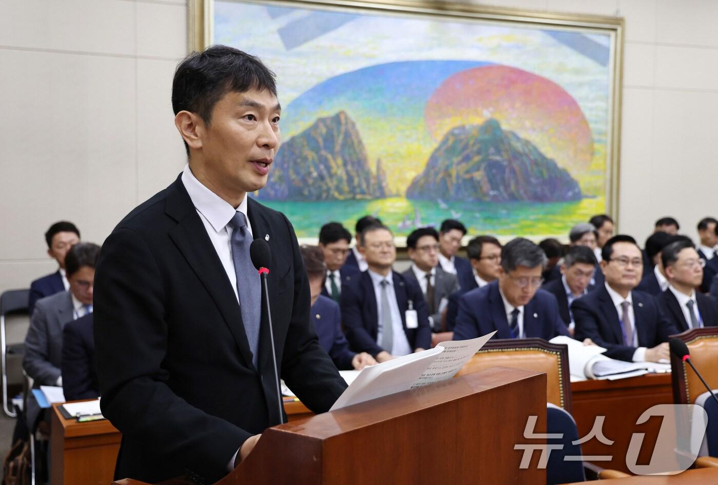 이복현 금융감독원장이 25일 오전 서울 여의도 국회에서 열린 정무위원회 전체회의에서 업무보고를 하고 있다. 2024.7.25/뉴스1 ⓒ News1 구윤성 기자