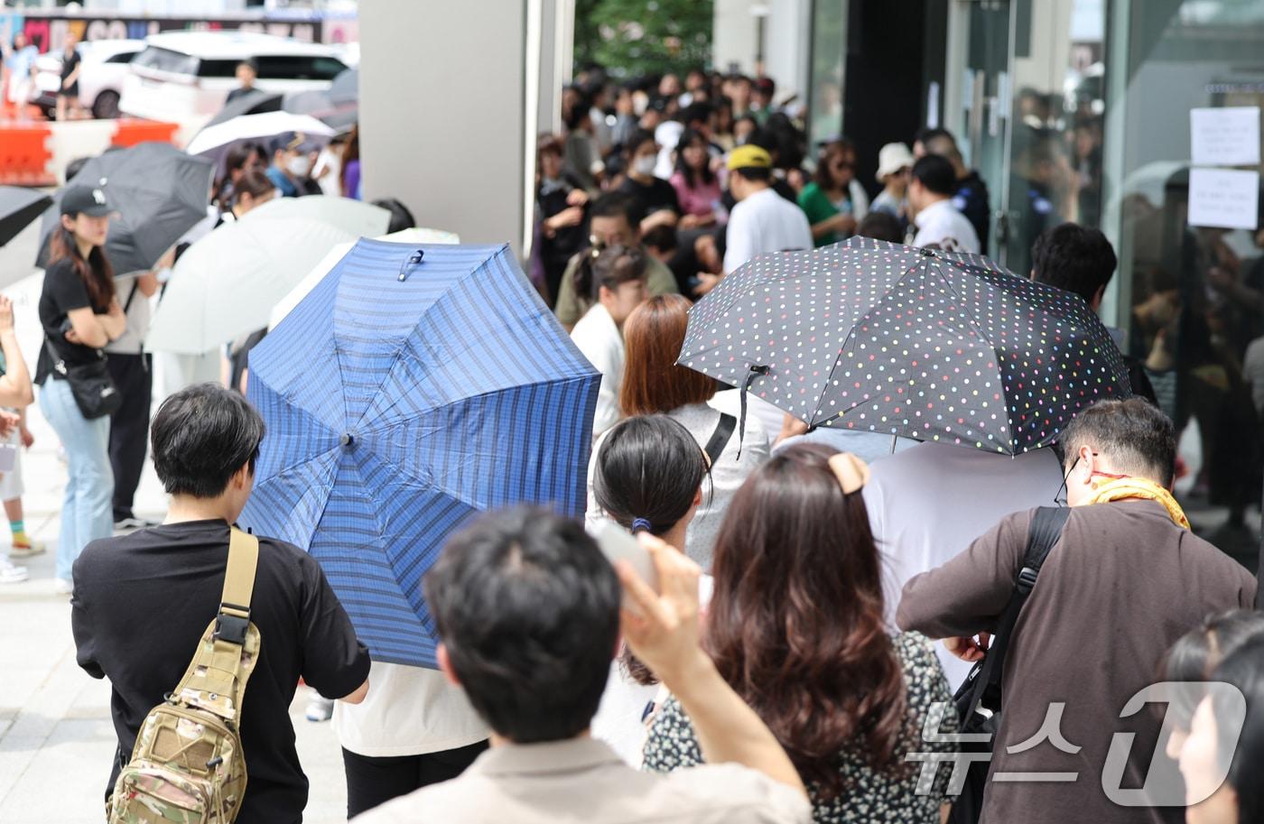 25일 오후 서울 강남구 위메프 본사가 &#39;정산 지연 사태&#39;로 환불을 요구하는 고객들로 붐비고 있다. 싱가포르 기반 e커머스인 큐텐 계열사인 위메프와 티몬에서 셀러 대금 정산 지연이 발생하면서 사태 여파가 커지고 있다. 류화현 위메프 대표는 이날 &#34;오늘 책임지고 완수하겠다＂고 밝혔다. 2024.7.25/뉴스1 ⓒ News1 신웅수 기자