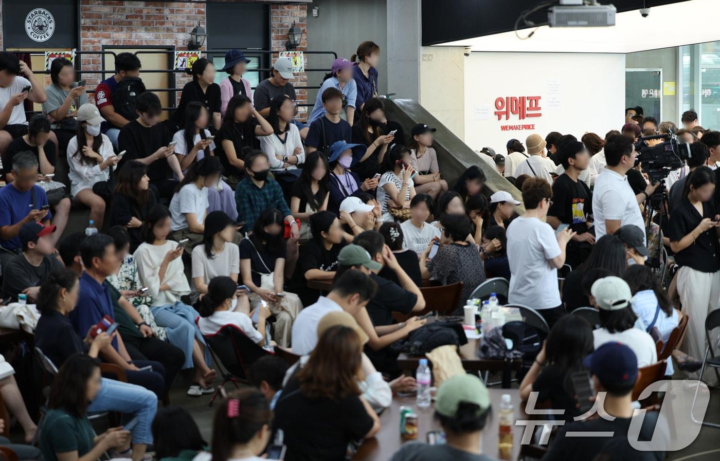 서울 강남구 위메프 본사가 &#39;정산 지연 사태&#39;로 환불을 요구하는 고객들로 붐비고 있다. 2024.7.25/뉴스1 ⓒ News1 신웅수 기자