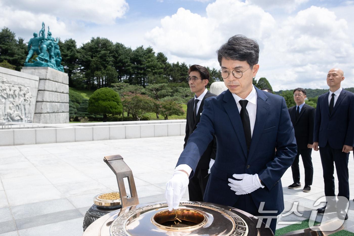 김완섭 신임 환경부장관이 25일 환경부 간부들과 함께 대전 유성구 소재 국립대전현충원을 참배, 분향하고 있다. &#40;환경부 제공&#41; 2024.7.25/뉴스1