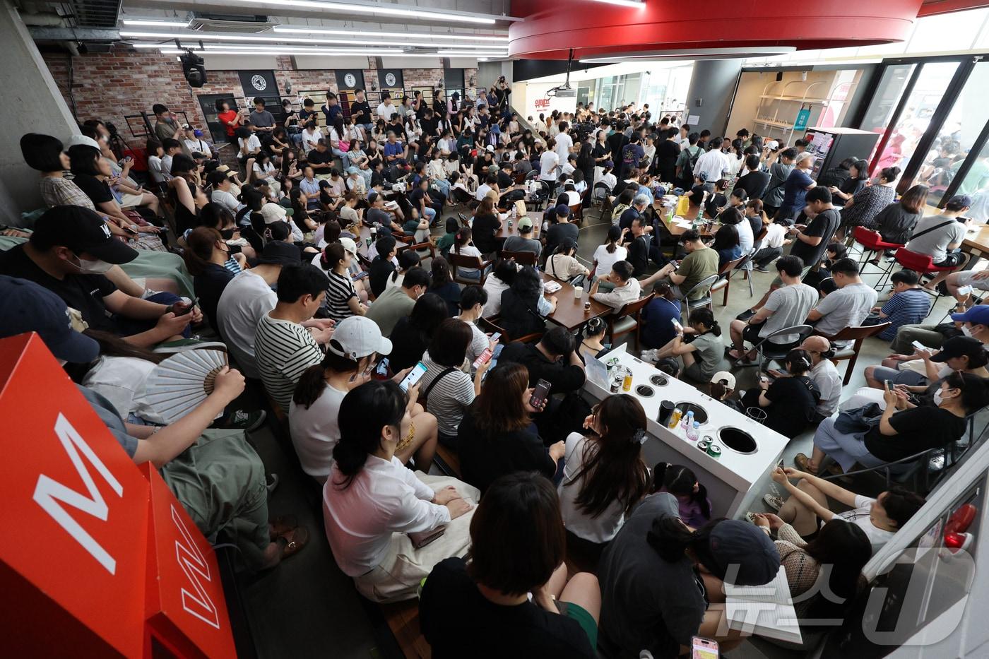 25일 오후 서울 강남구 위메프 본사가 &#39;정산 지연 사태&#39;로 환불을 요구하는 고객들로 붐비고 있다. 싱가포르 기반 e커머스인 큐텐 계열사인 위메프와 티몬에선 셀러 대금 정산 지연이 발생하면서 사태 여파가 커지고 있다. 류화현 위메프 대표는 이날 &#34;오늘 책임지고 완수하겠다＂고 밝혔다. 2024.7.25/뉴스1 ⓒ News1 신웅수 기자