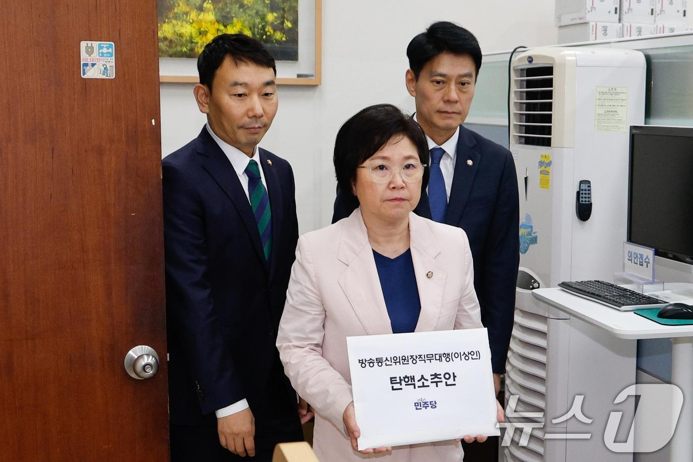 국회 과학기술정보방송통신위원회 더불어민주당 간사인 김현 의원&#40;가운데&#41;, 김용민 원내정책수석부대표&#40;왼쪽&#41;, 한민수 과방위원이 25일 서울 여의도 국회 의안과에서 방송통신위원장 직무대행&#40;이상인&#41; 탄핵소추안을 제출하고 있다. 2024.7.25/뉴스1 ⓒ News1 안은나 기자