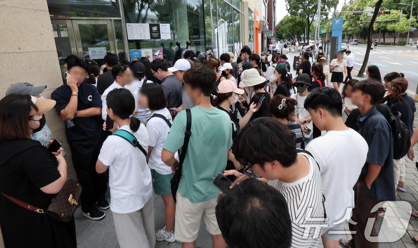 25일 오후 서울 강남구 티몬 본사 사옥 앞에서 &#39;정산 지연 사태&#39;로 환불을 요구하는 피해자들로 붐비고 있다. 2024.7.25/뉴스1 ⓒ News1 김성진 기자