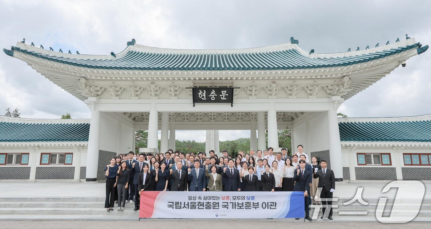 강정애 국가보훈부 장관이 25일 오전 서울 동작구 국립서울현충원에서 열린 국립서울현충원 국가보훈부 이관 기념행사에서 직원들과 기념촬영을 하고 있다. 지난 1955년 개원한 국립서울현충원은 70년 만에 국방부에서 국가보훈부로 이관된다. &#40;국가보훈부 제공&#41; 2024.7.25/뉴스1