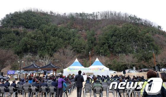 2018년 대구 동구 도동 측백나무 숲 앞에서 열린‘천연기념물 제1호 도동 측백나무 숲 보존과 재난안전 기원제’모습. 우리나라 최남단에서 군락을 이루고 자생하는 대구 도동 측백나무 숲은 1962년 12월 식물 분포학상 학술적 가치를 인정받아 천연기념물 제1호로 지정됐다. &#40;대구=뉴스1&#41; 공정식 기자